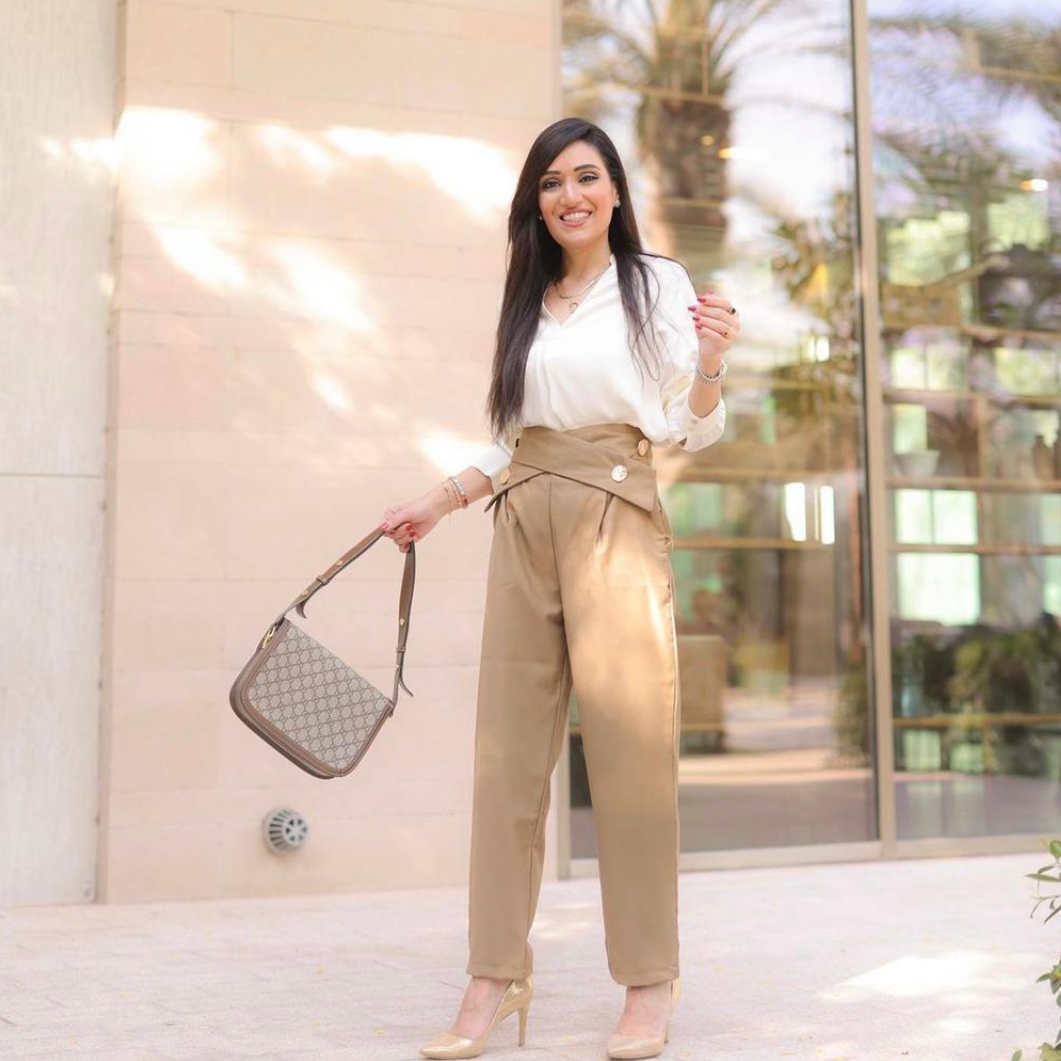 high-waist pleated pants with crossover button detail - Radish