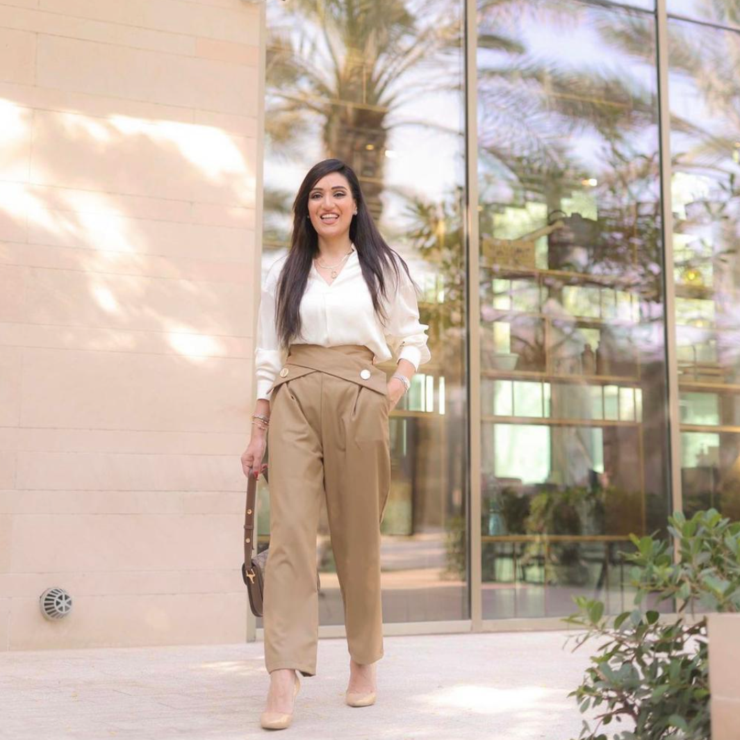 high-waist pleated pants with crossover button detail - Radish