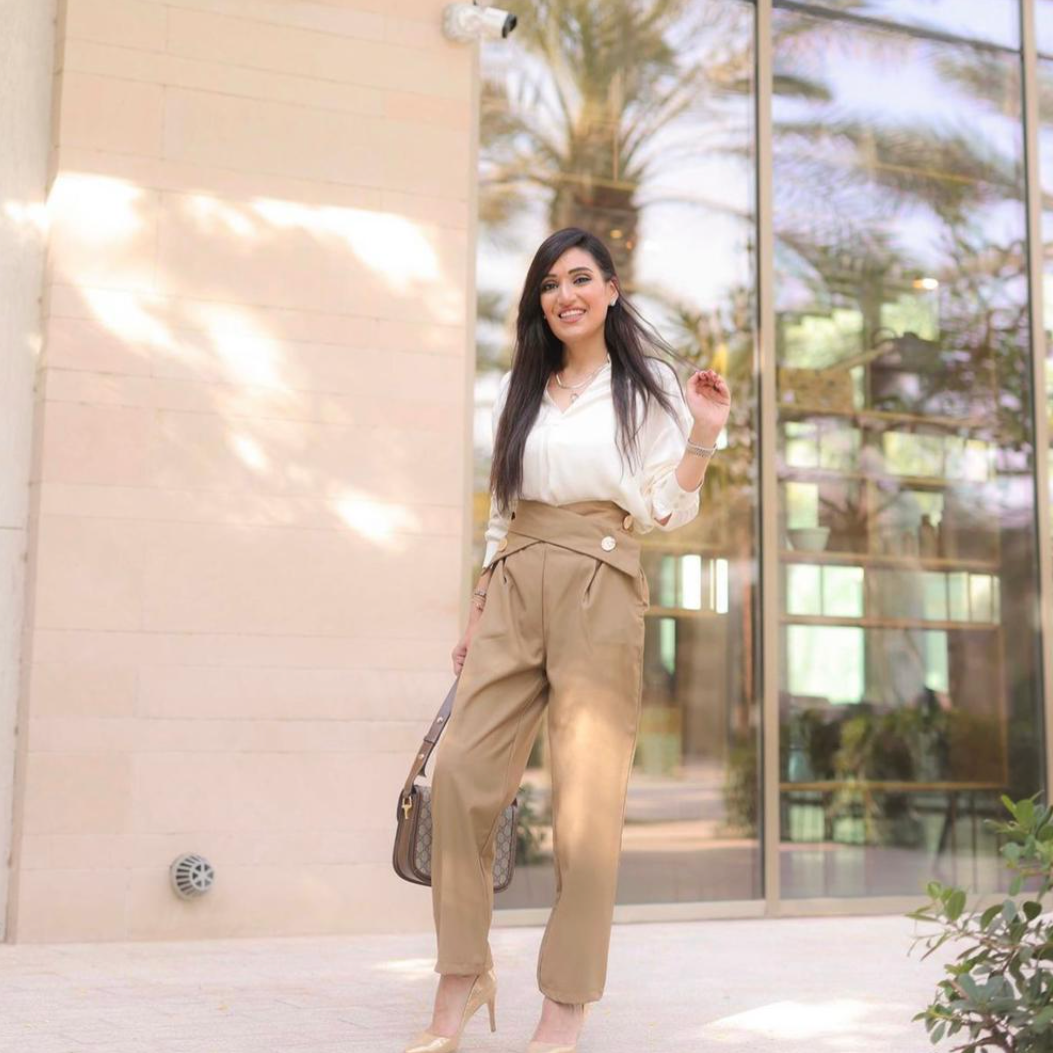 high-waist pleated pants with crossover button detail - Radish