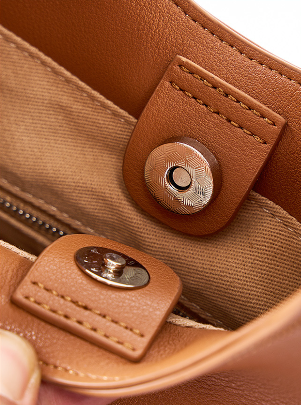 crescent-shaped leather shoulder bag with adjustable strap - Felberta