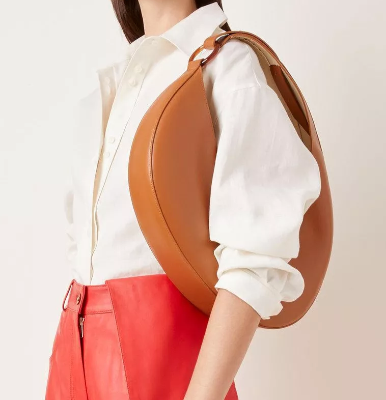 crescent-shaped leather shoulder bag with adjustable strap - Felberta