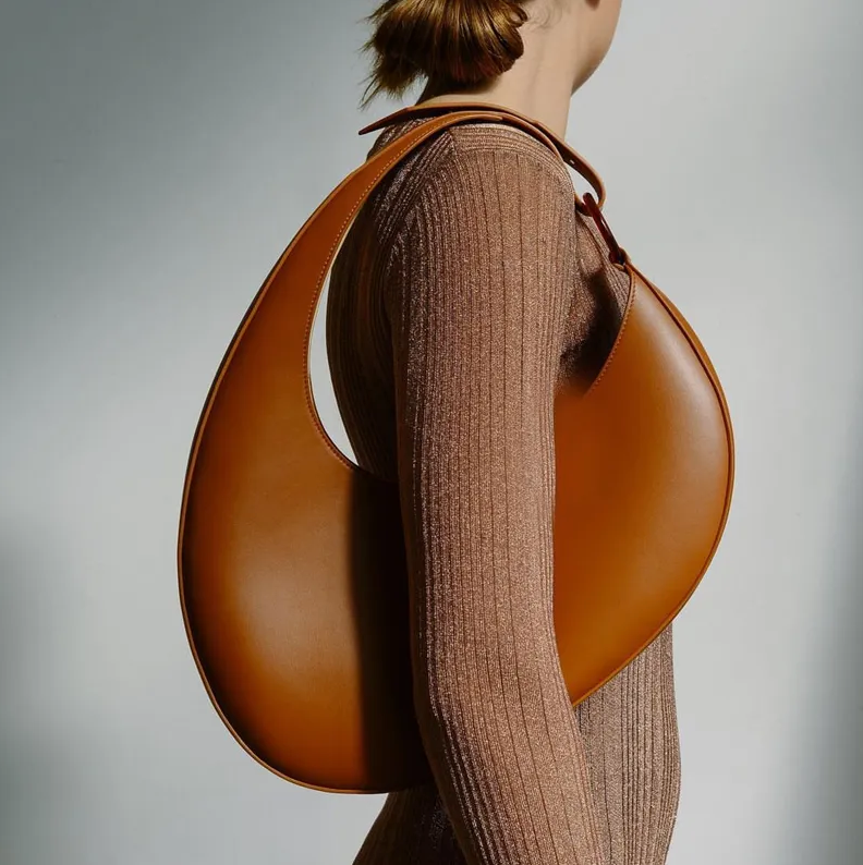 crescent-shaped leather shoulder bag with adjustable strap - Felberta