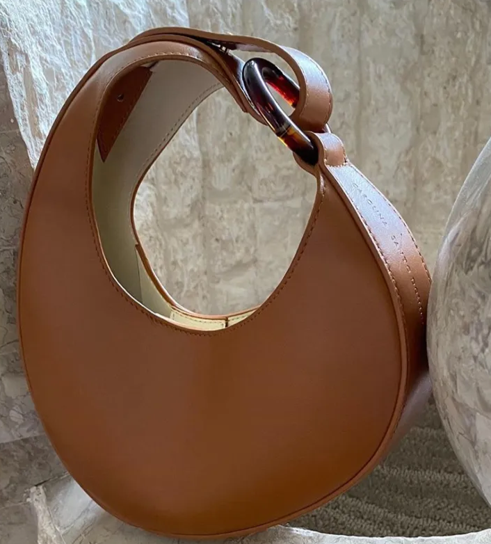crescent-shaped leather shoulder bag with adjustable strap - Felberta