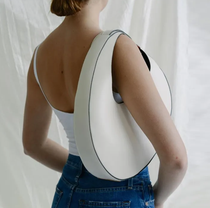 crescent-shaped leather shoulder bag with adjustable strap - Felberta