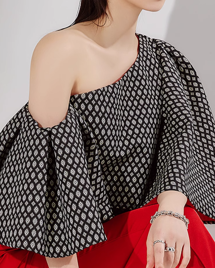 one-shoulder patterned crop top with flared sleeve - Gaxsad