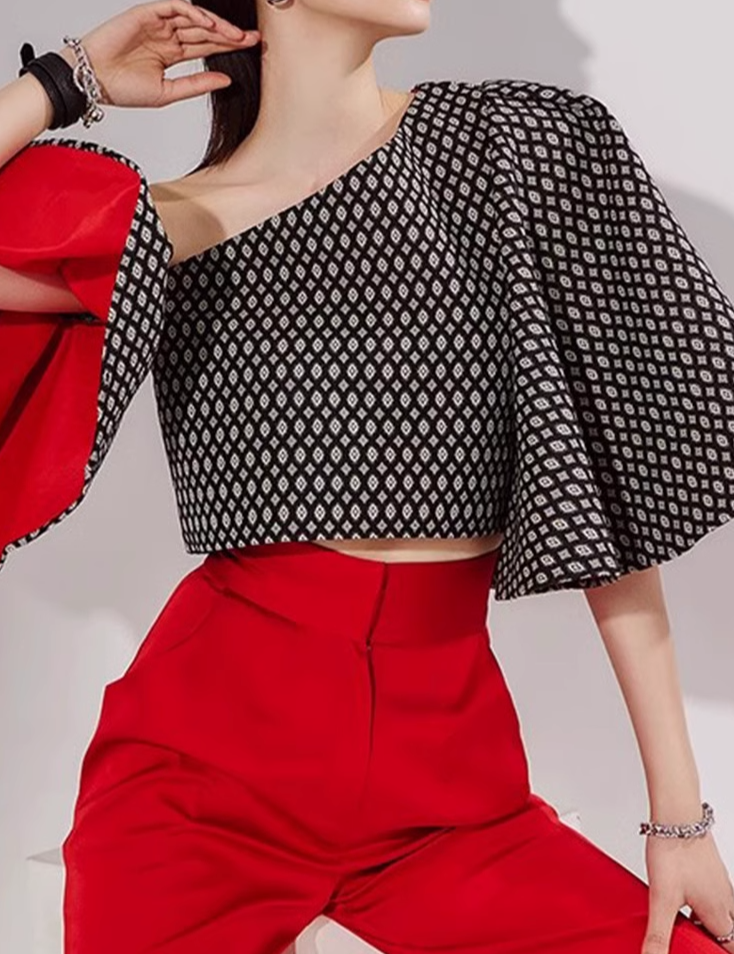 one-shoulder patterned crop top with flared sleeve - Gaxsad