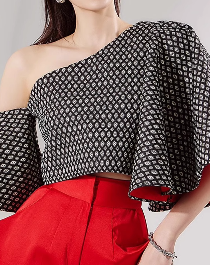 one-shoulder patterned crop top with flared sleeve - Gaxsad