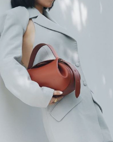 Structured leather bag with elegant top handle - Tusri