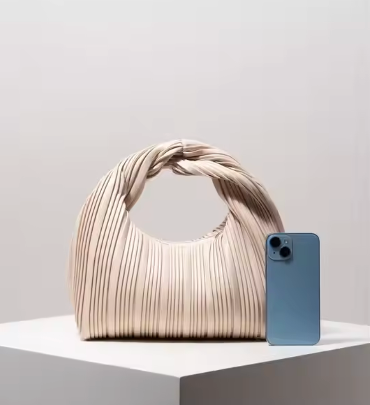Pleated black leather handbag with curved handle - Wandu