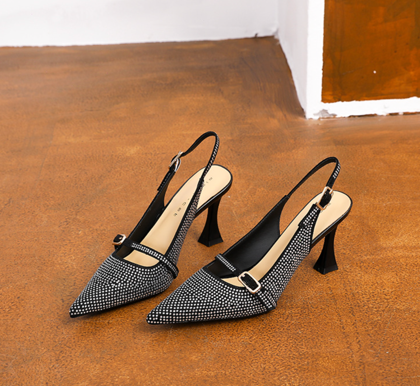 Crystal-Embellished Slingback Pumps with Sculpted Heel – SRNA