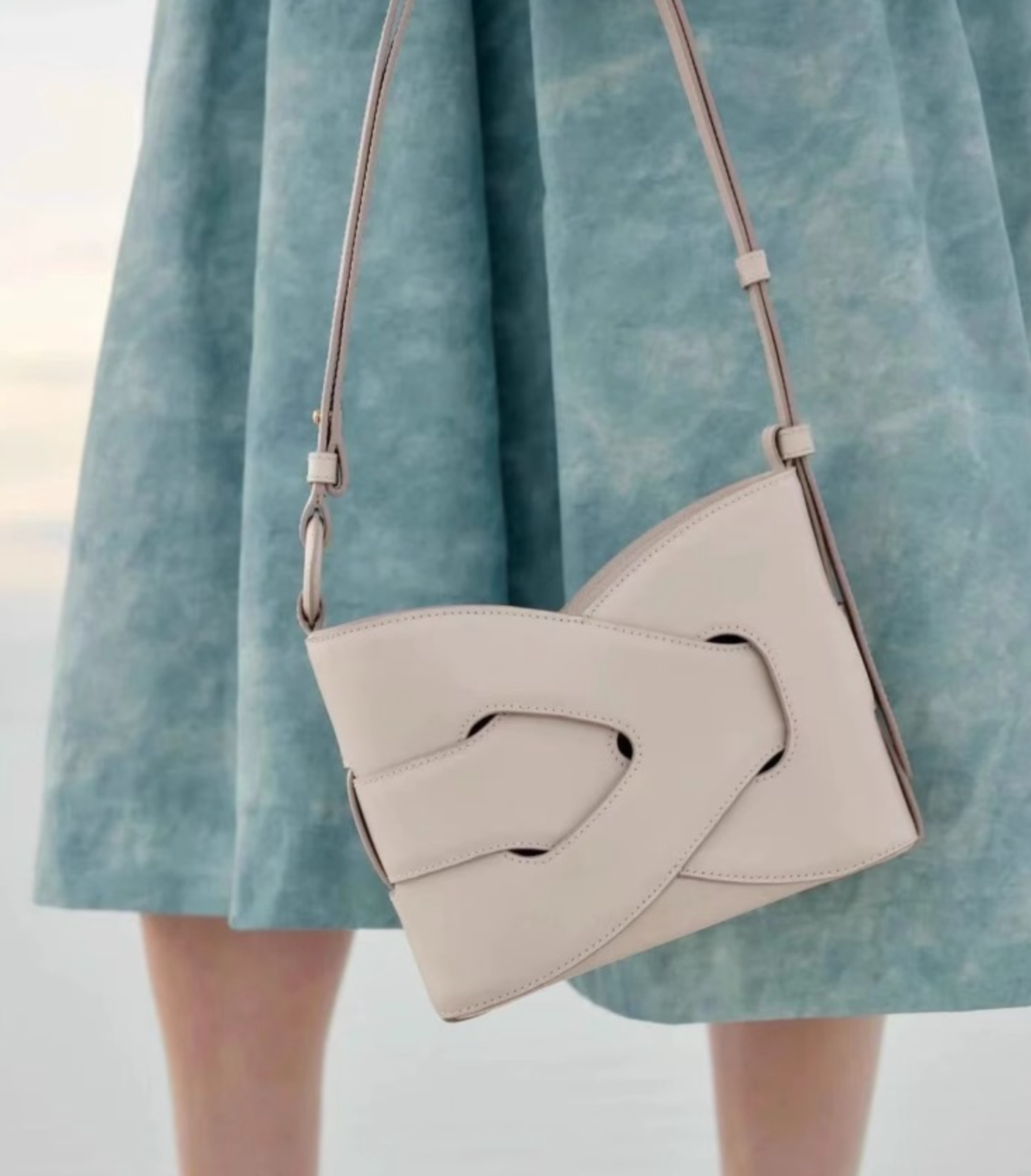 curved-hem shoulder bag with oversized knot detail – REA