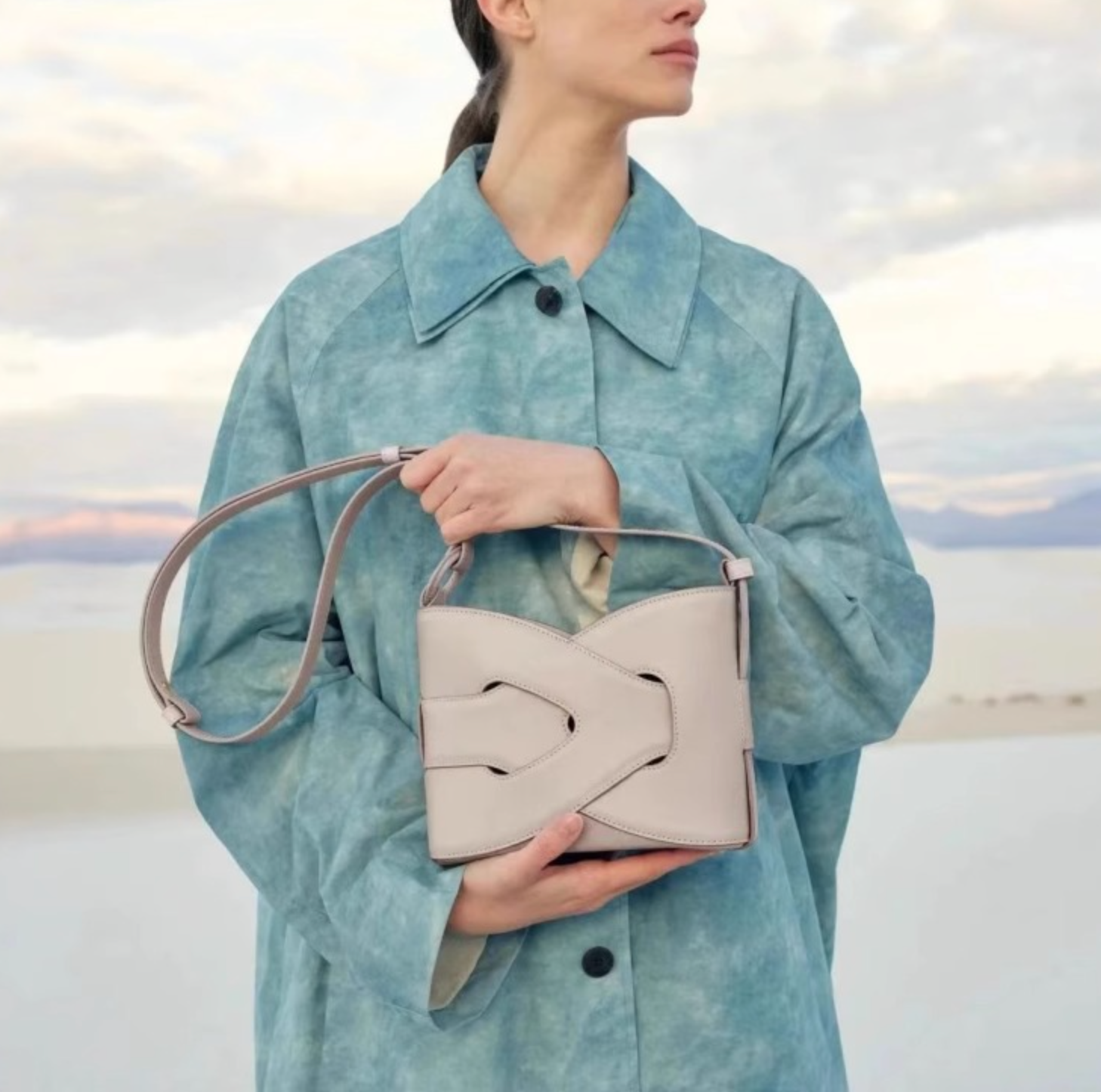 curved-hem shoulder bag with oversized knot detail – REA
