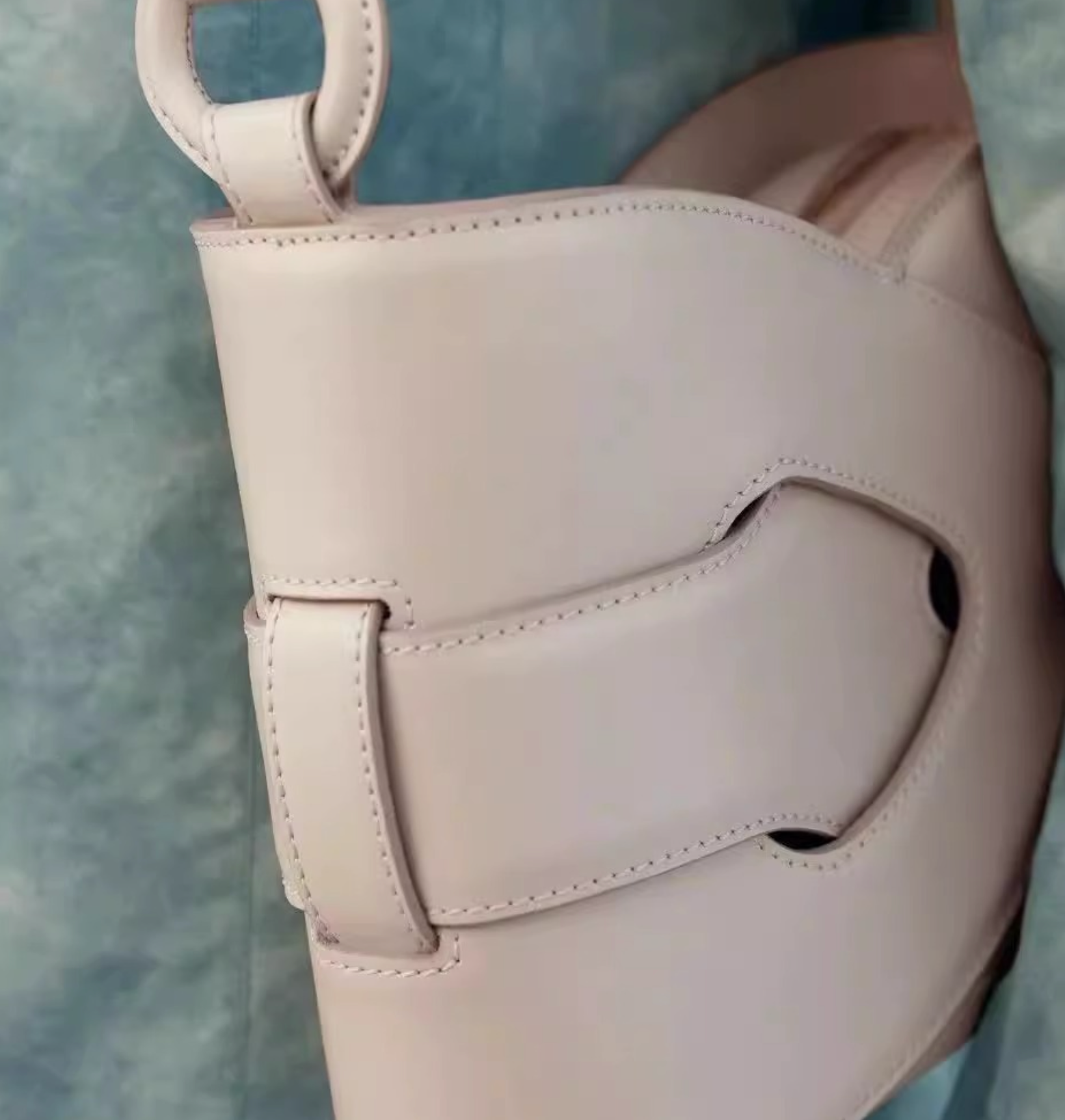 curved-hem shoulder bag with oversized knot detail – REA