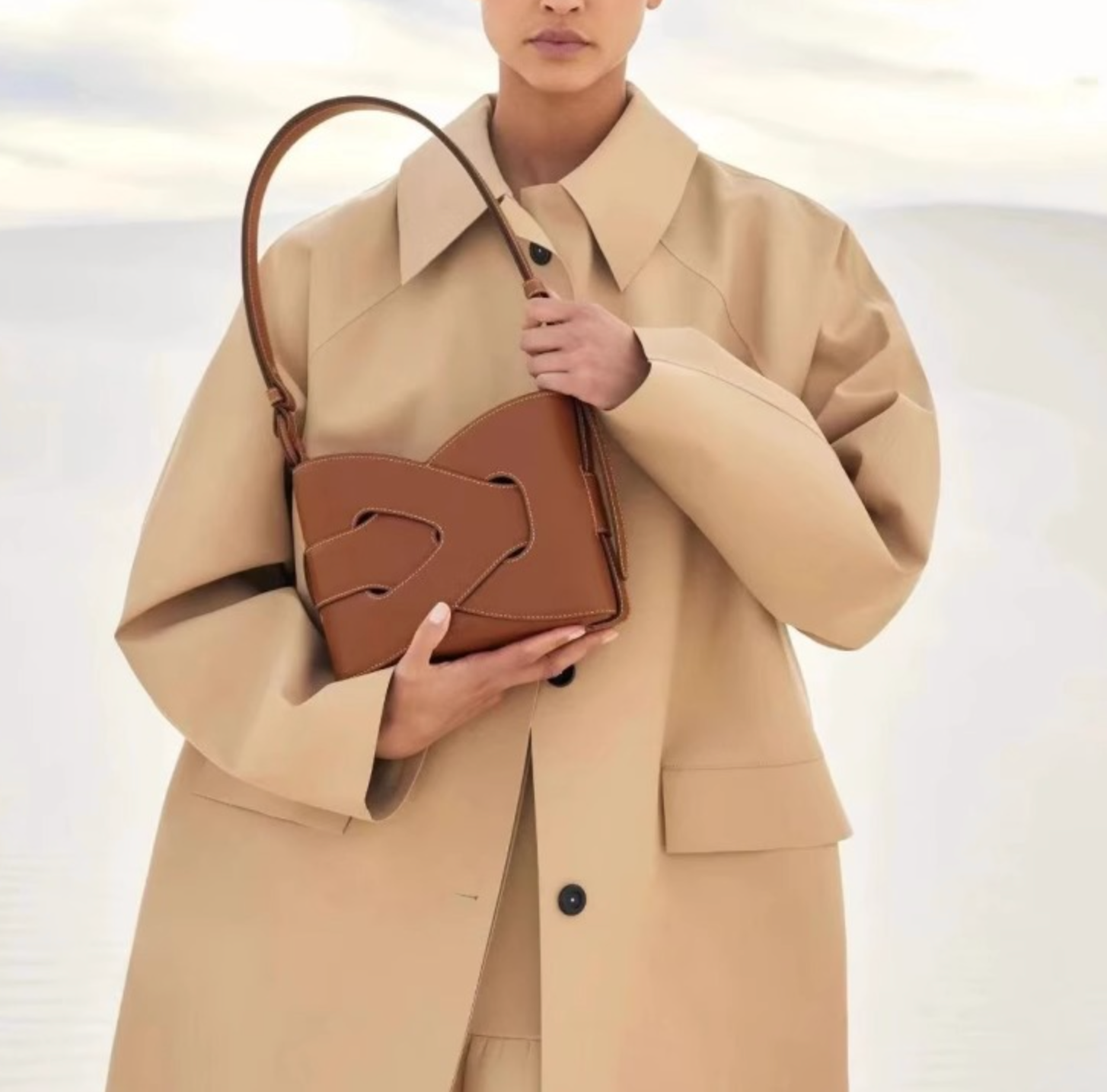 curved-hem shoulder bag with oversized knot detail – REA