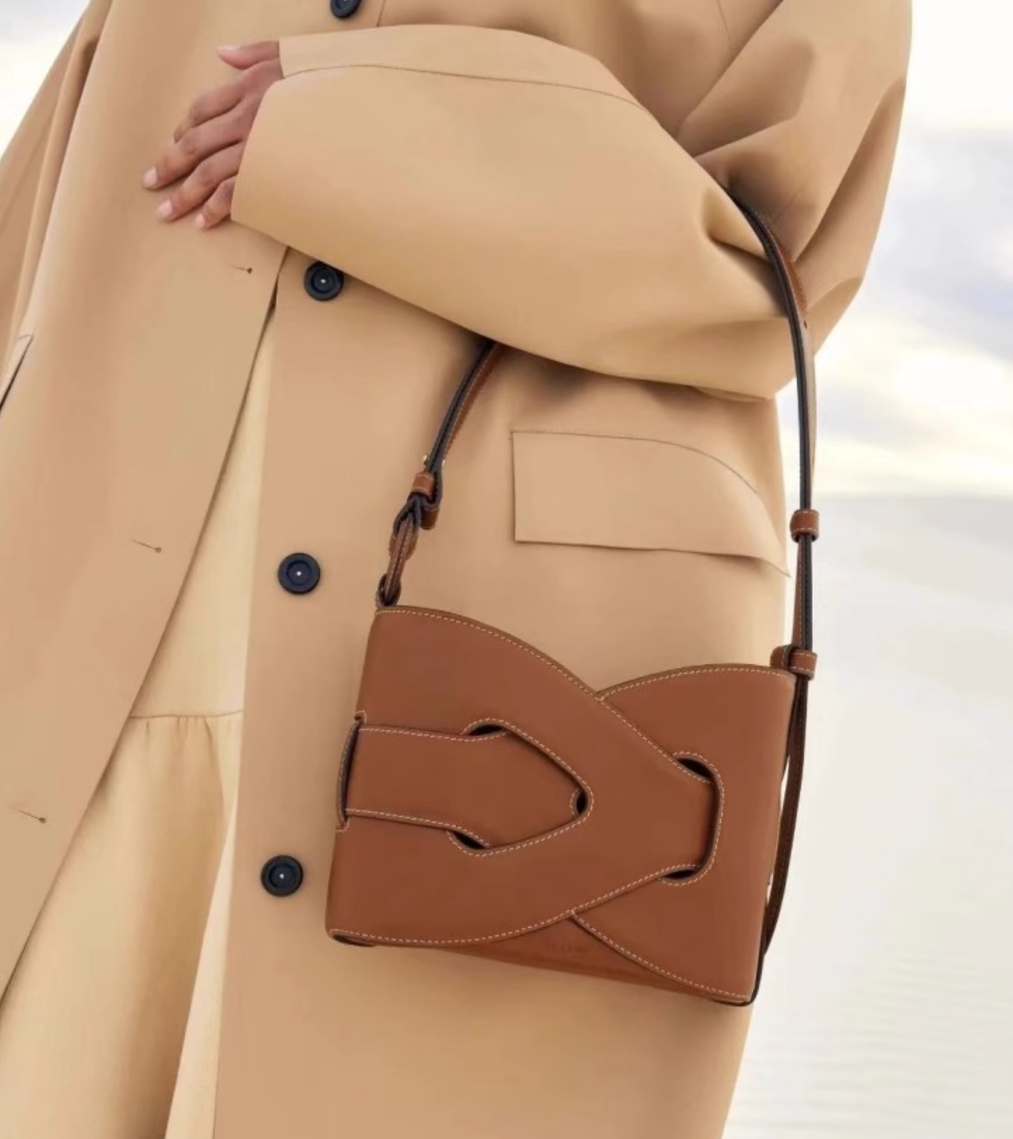 curved-hem shoulder bag with oversized knot detail – REA