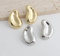 Sculptural folded earrings with abstract silhouette - Rolmi
