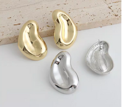 Sculptural folded earrings with abstract silhouette - Rolmi