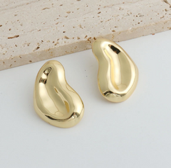 Sculptural folded earrings with abstract silhouette - Rolmi