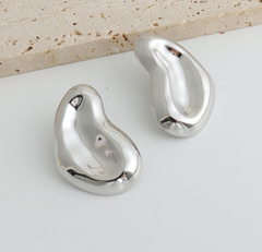Sculptural folded earrings with abstract silhouette - Rolmi