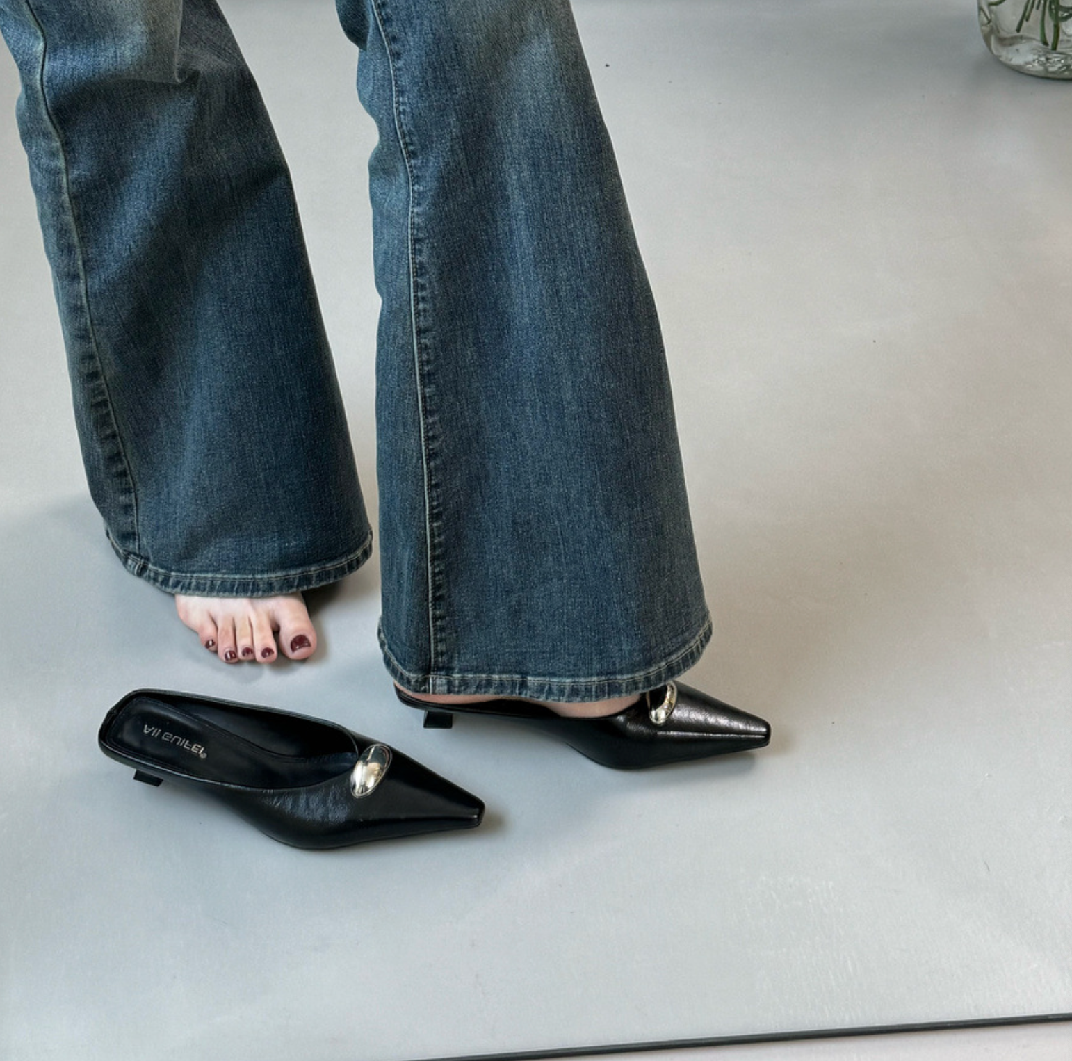 pointed toe leather mules with metallic dome detail – VORIN
