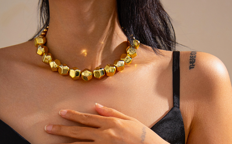 Chunky hexagon bead necklace with glossy gold finish – Nalzu