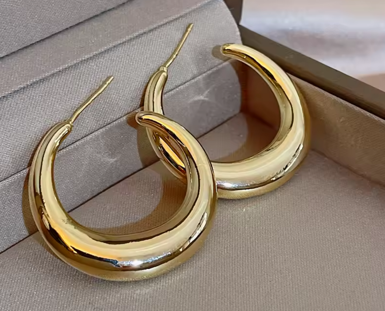 Bold crescent hoop earrings in polished gold – Aolnu
