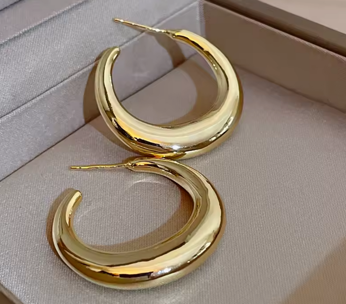 Bold crescent hoop earrings in polished gold – Aolnu