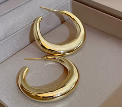 Bold crescent hoop earrings in polished gold – Aolnu