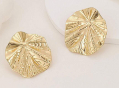 Textured petal-shaped statement earrings – Langu