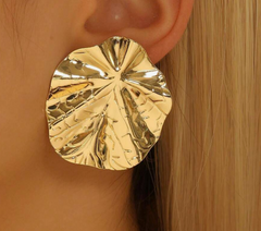 Textured petal-shaped statement earrings – Langu