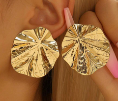 Textured petal-shaped statement earrings – Langu