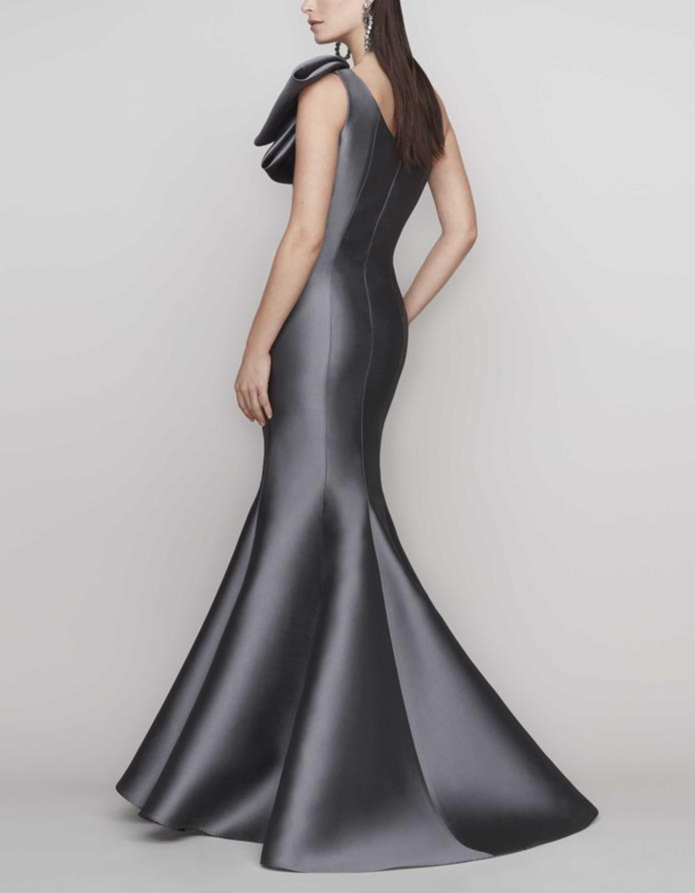One-shoulder mermaid gown with sculpted satin bow – STORM