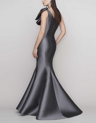 One-shoulder mermaid gown with sculpted satin bow – STORM