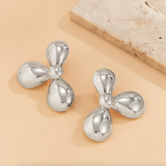 teardrop cluster earrings in polished gold – LUMINA