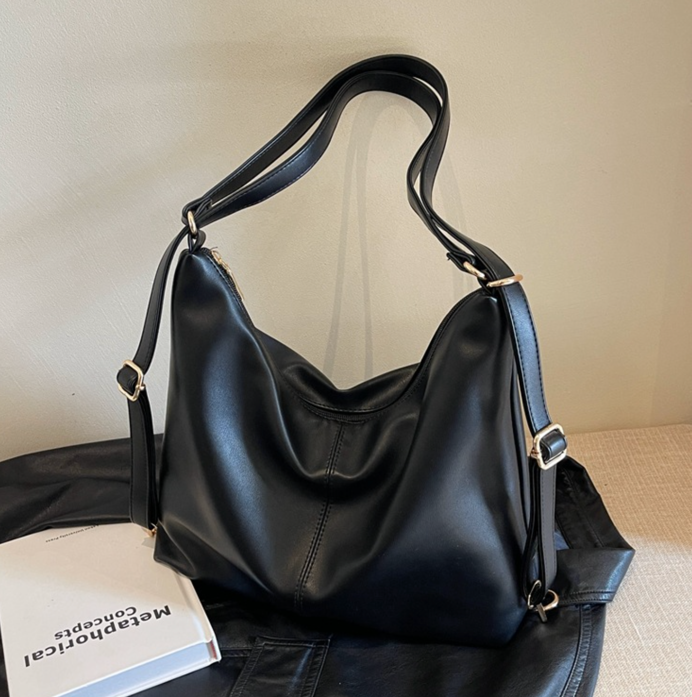 slouchy shoulder bag in black faux leather – ARYA