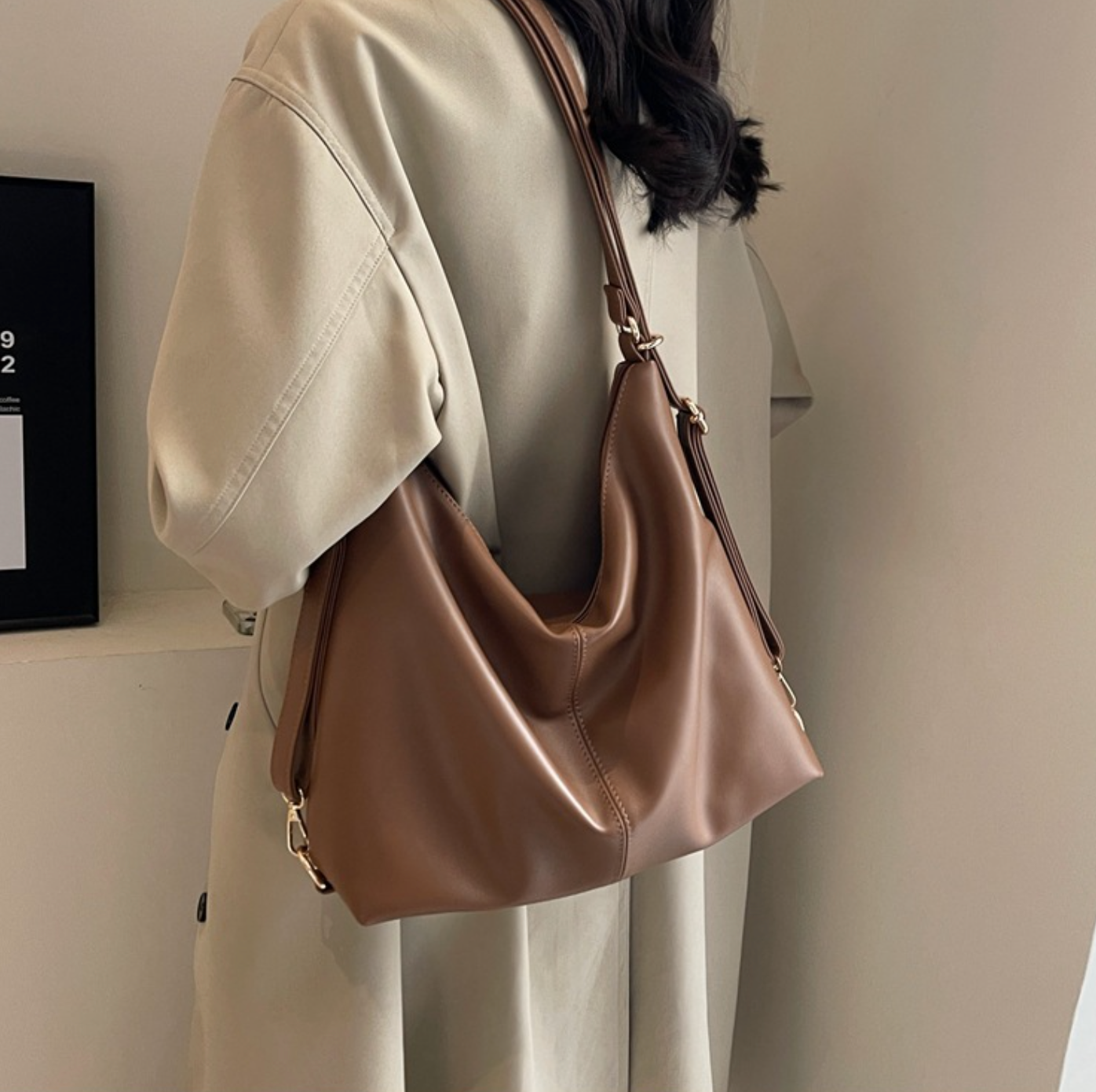 slouchy shoulder bag in black faux leather – ARYA