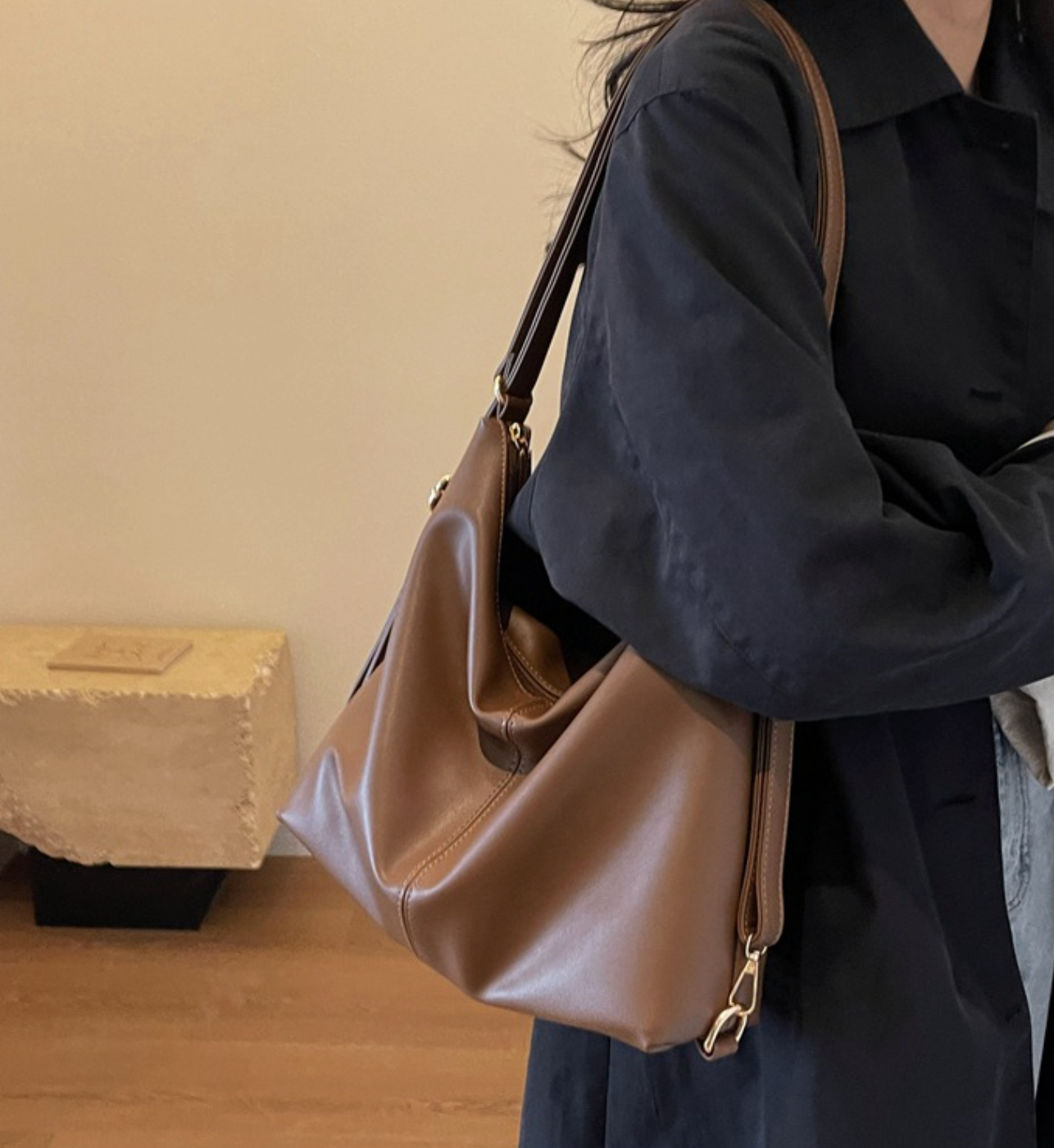 slouchy shoulder bag in black faux leather – ARYA