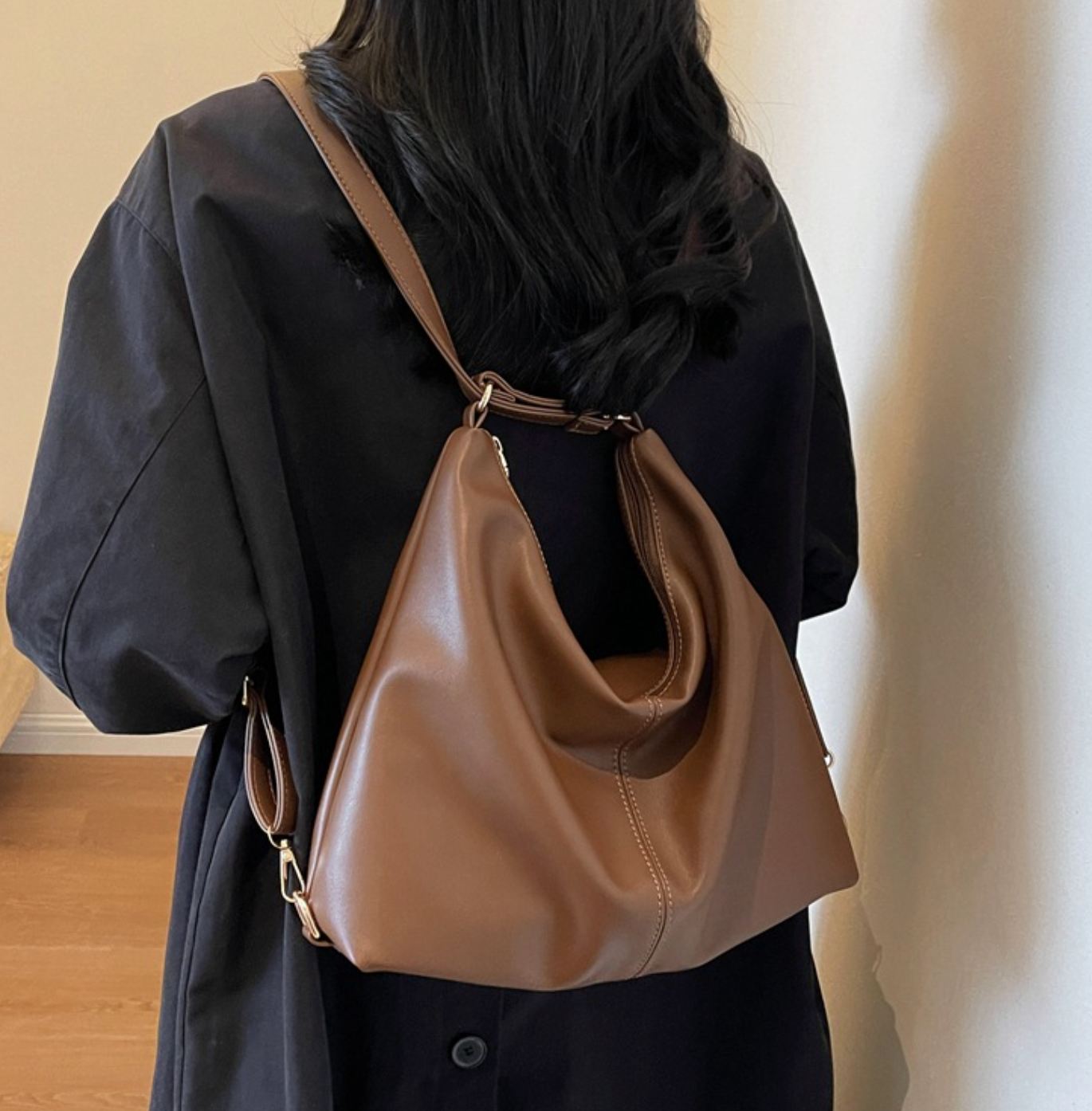 slouchy shoulder bag in black faux leather – ARYA