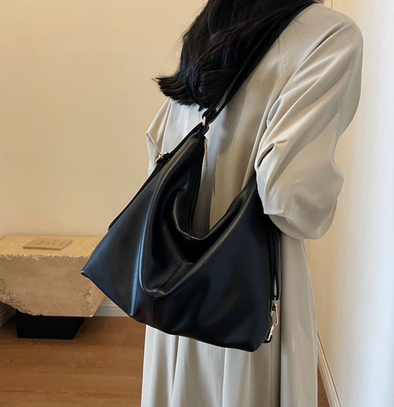slouchy shoulder bag in black faux leather – ARYA