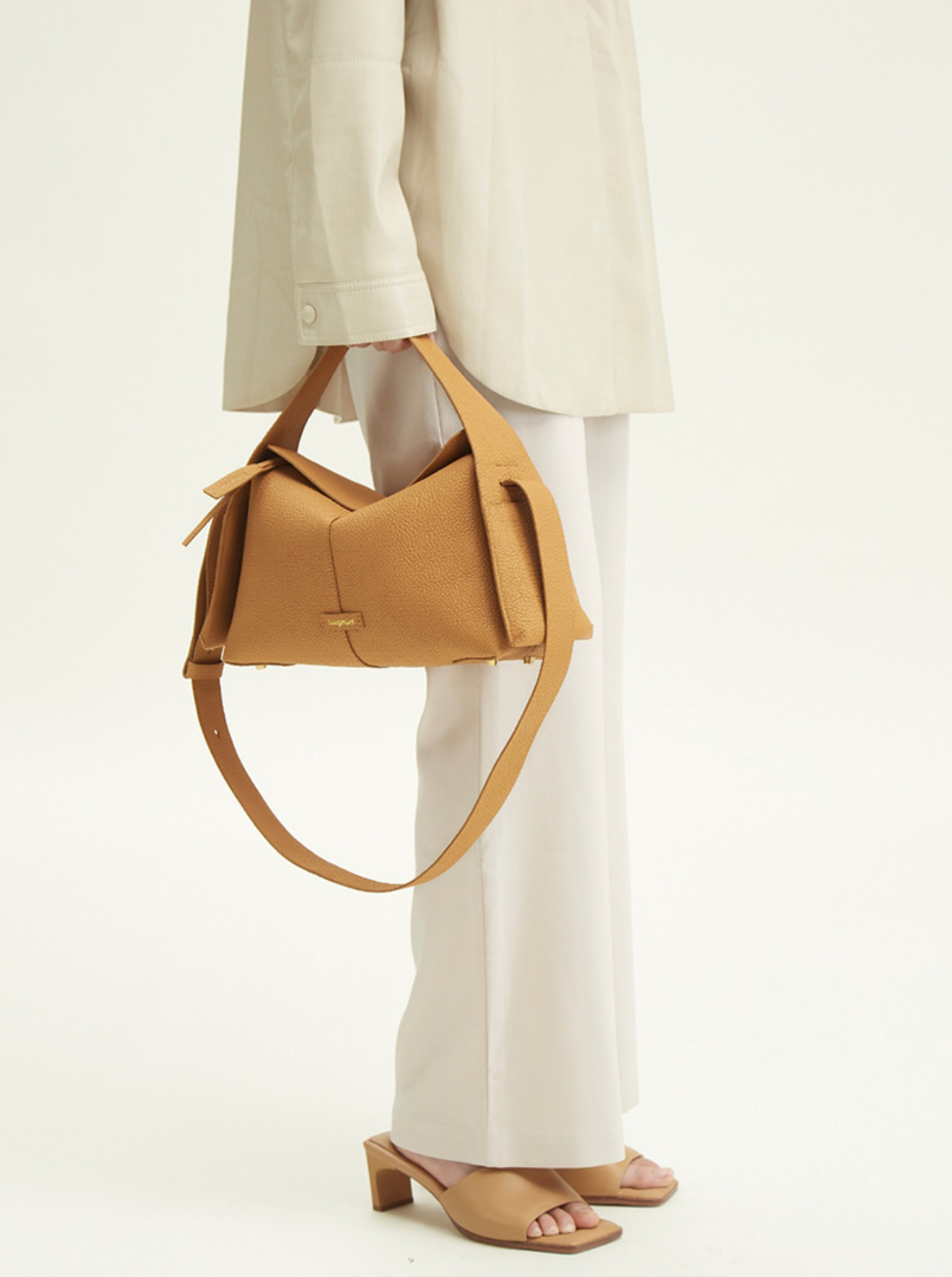 sculpted flap shoulder bag in pebble leather – LUMA