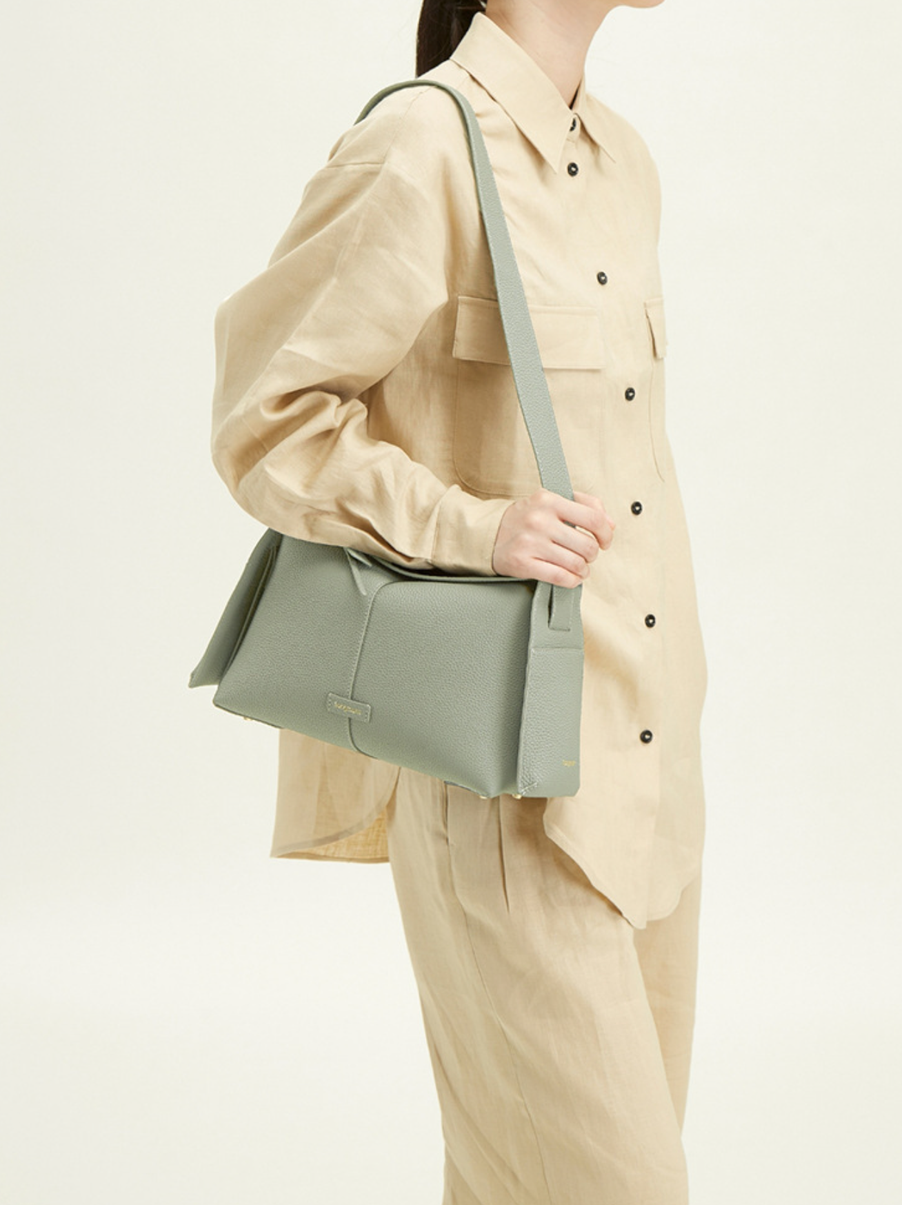 sculpted flap shoulder bag in pebble leather – LUMA