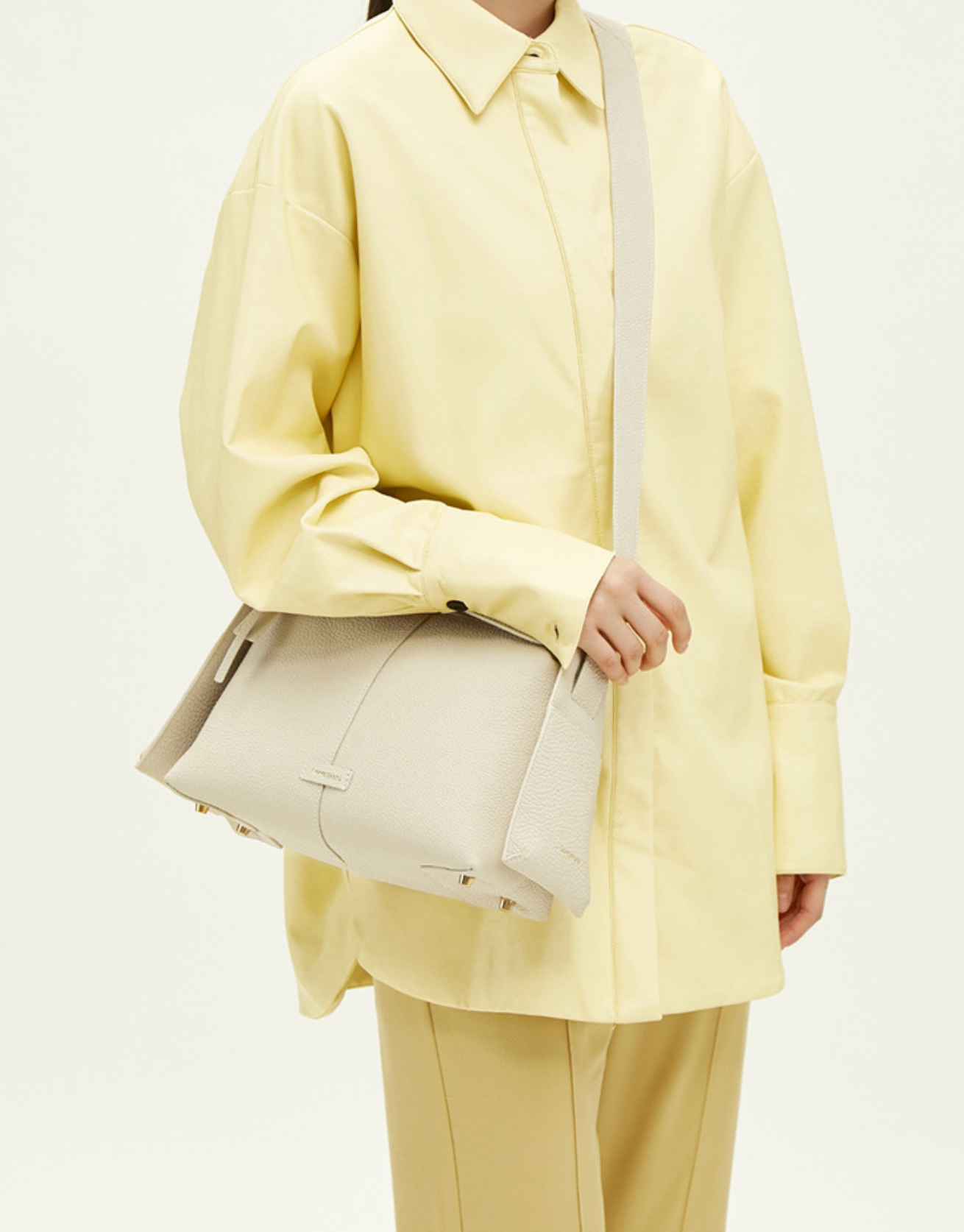 sculpted flap shoulder bag in pebble leather – LUMA
