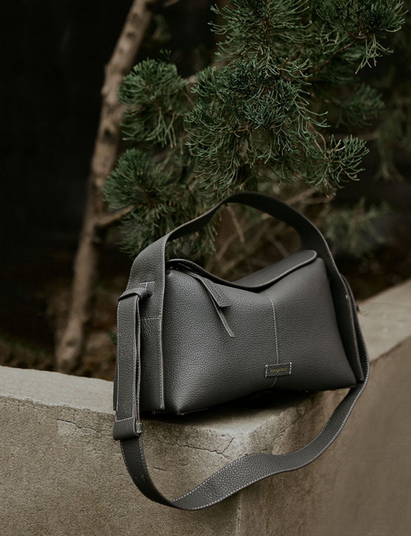 sculpted flap shoulder bag in pebble leather – LUMA