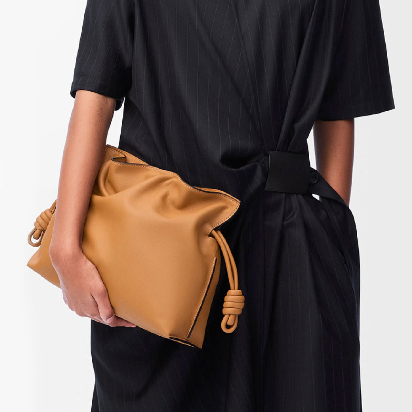 soft knot pouch in caramel – MIRELLA