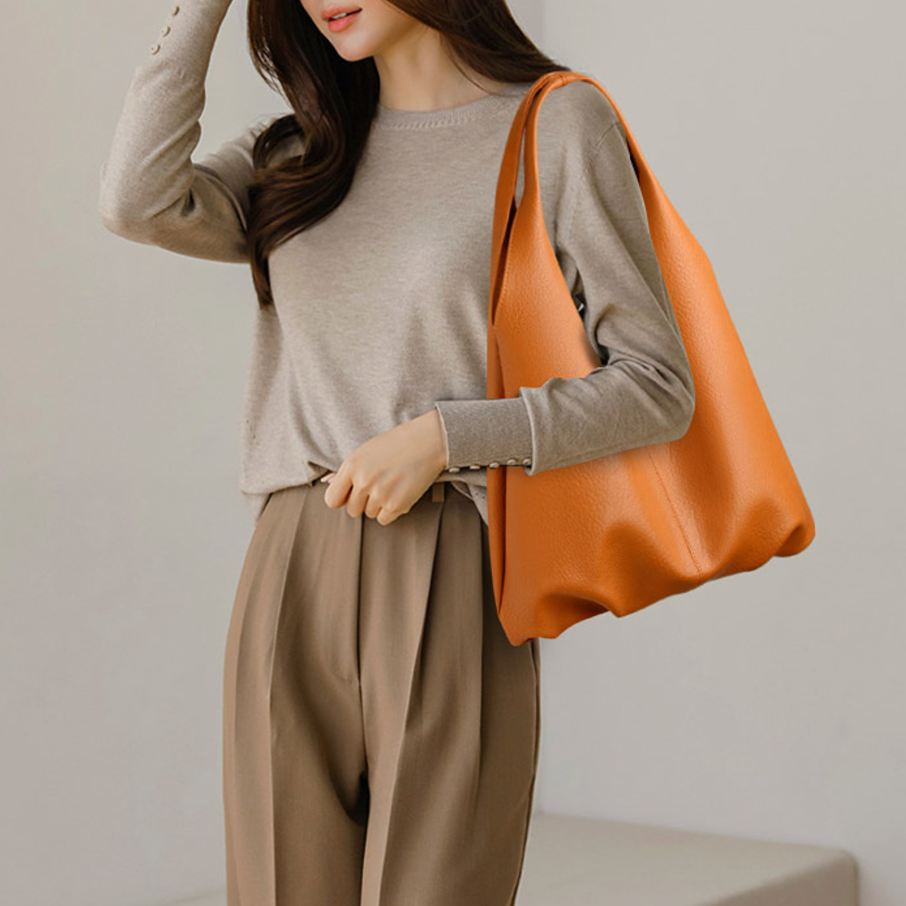 oversized slouchy tote in black grain – RHEA