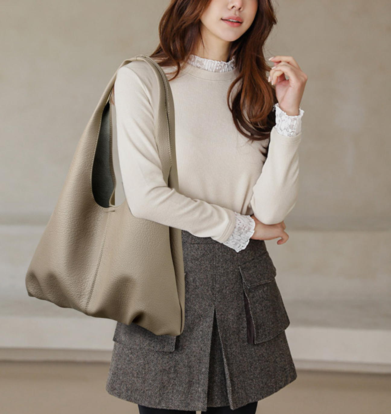 oversized slouchy tote in black grain – RHEA