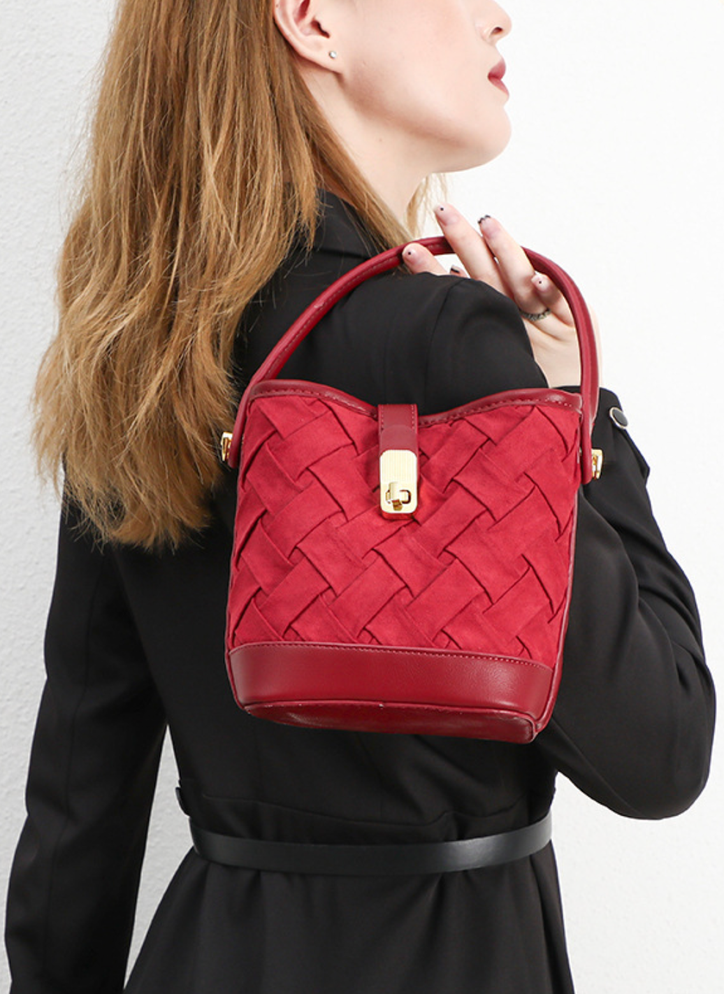 woven bucket bag with gold clasp – RUBINA