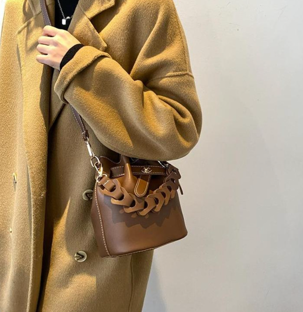 mini bucket bag with chain accent – LUNAIR