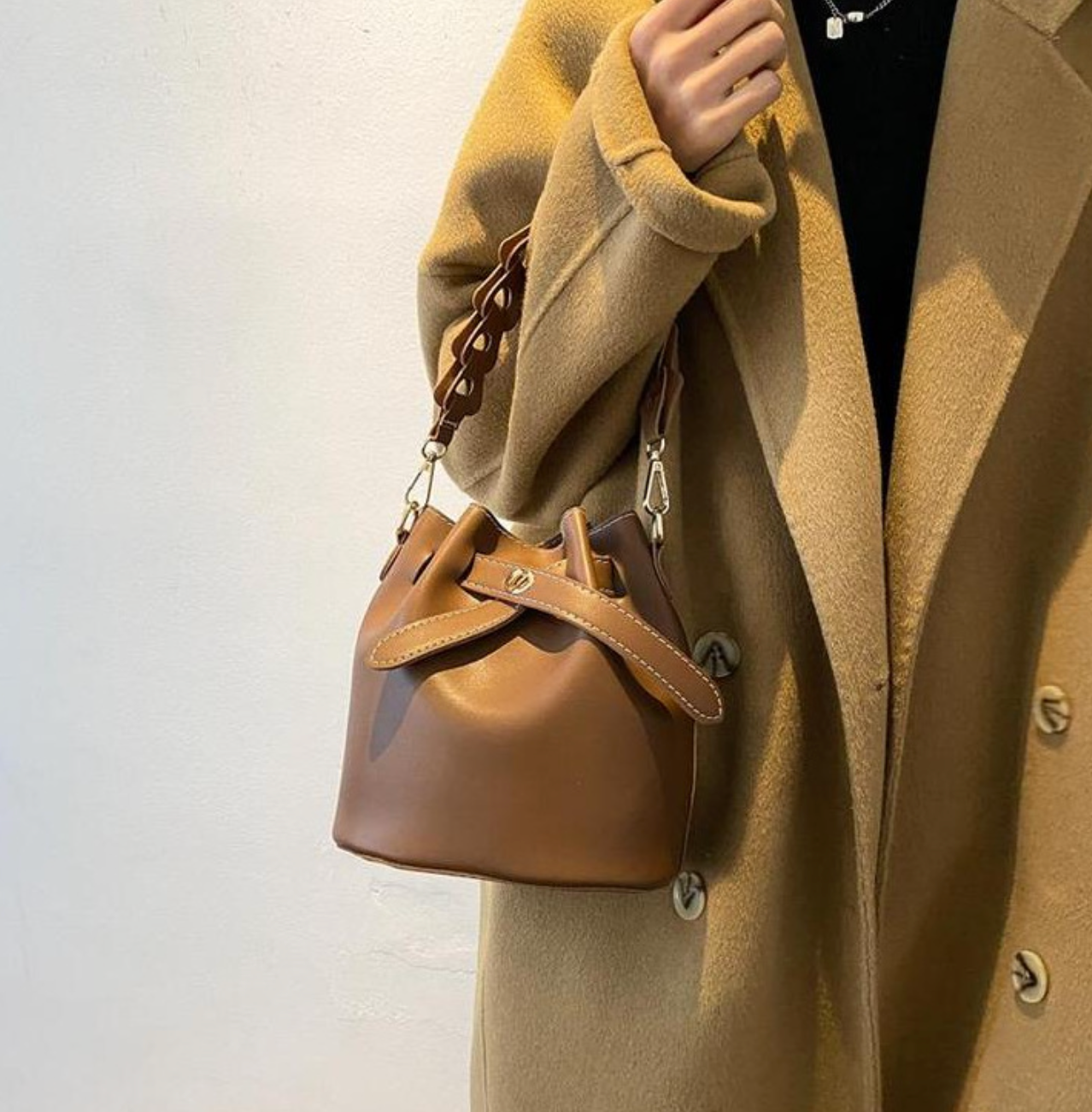 mini bucket bag with chain accent – LUNAIR
