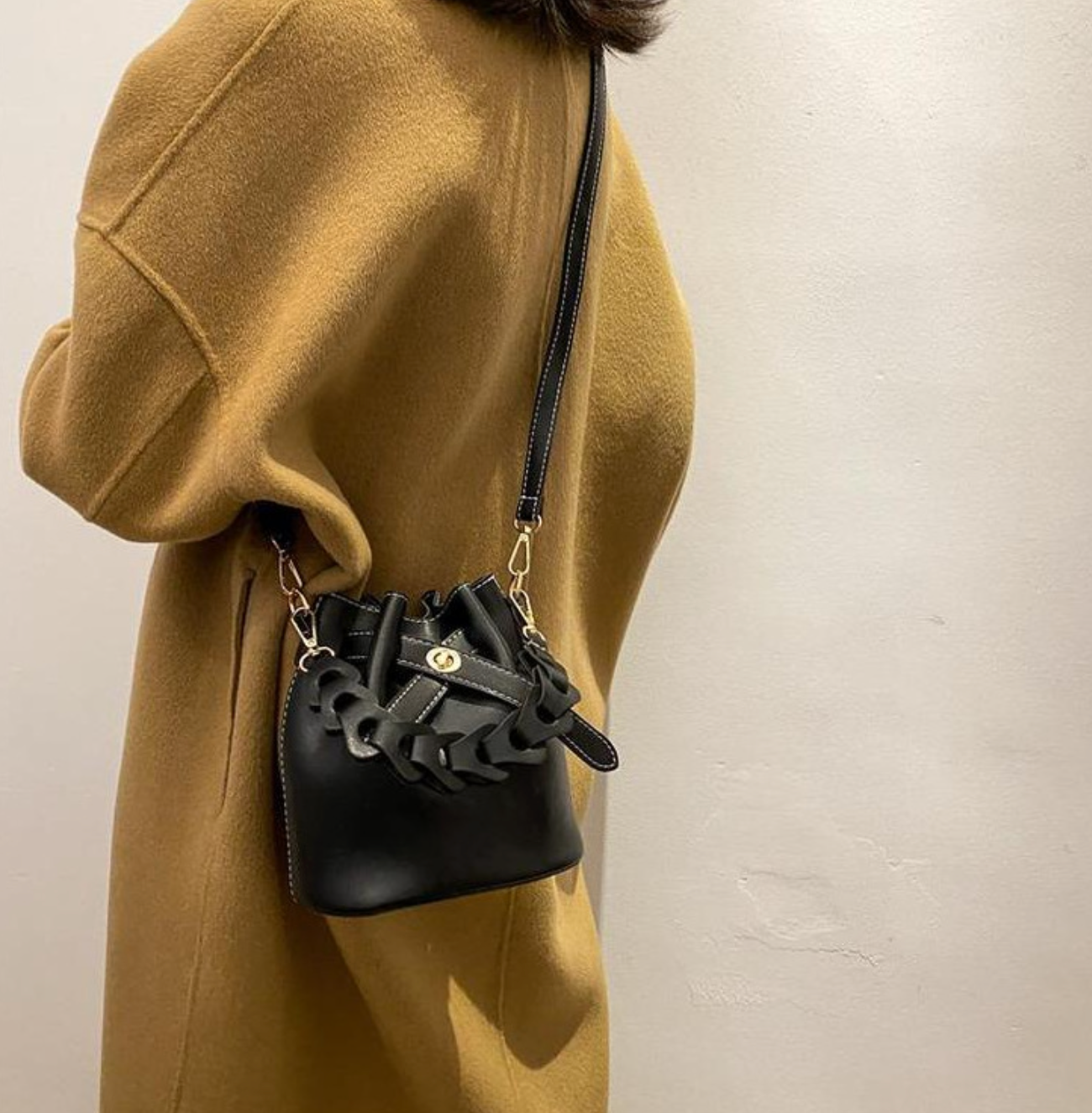 mini bucket bag with chain accent – LUNAIR